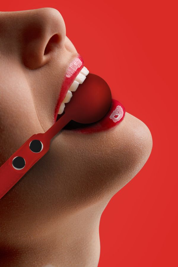 Ouch! Bavaglio Palla Silicone con Cinghie Cucite
